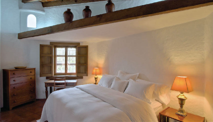 Habitación Standard de Amomoxtli con cama y mobiliario de madera