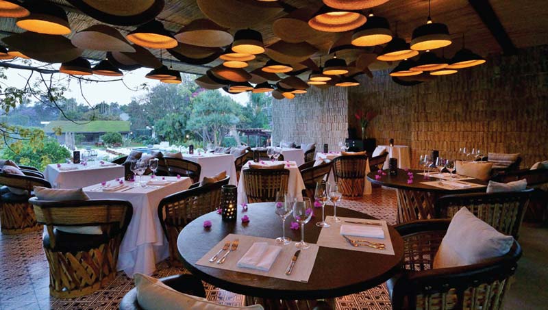 Mesas y luminarias del restaurante de Amomoxtli